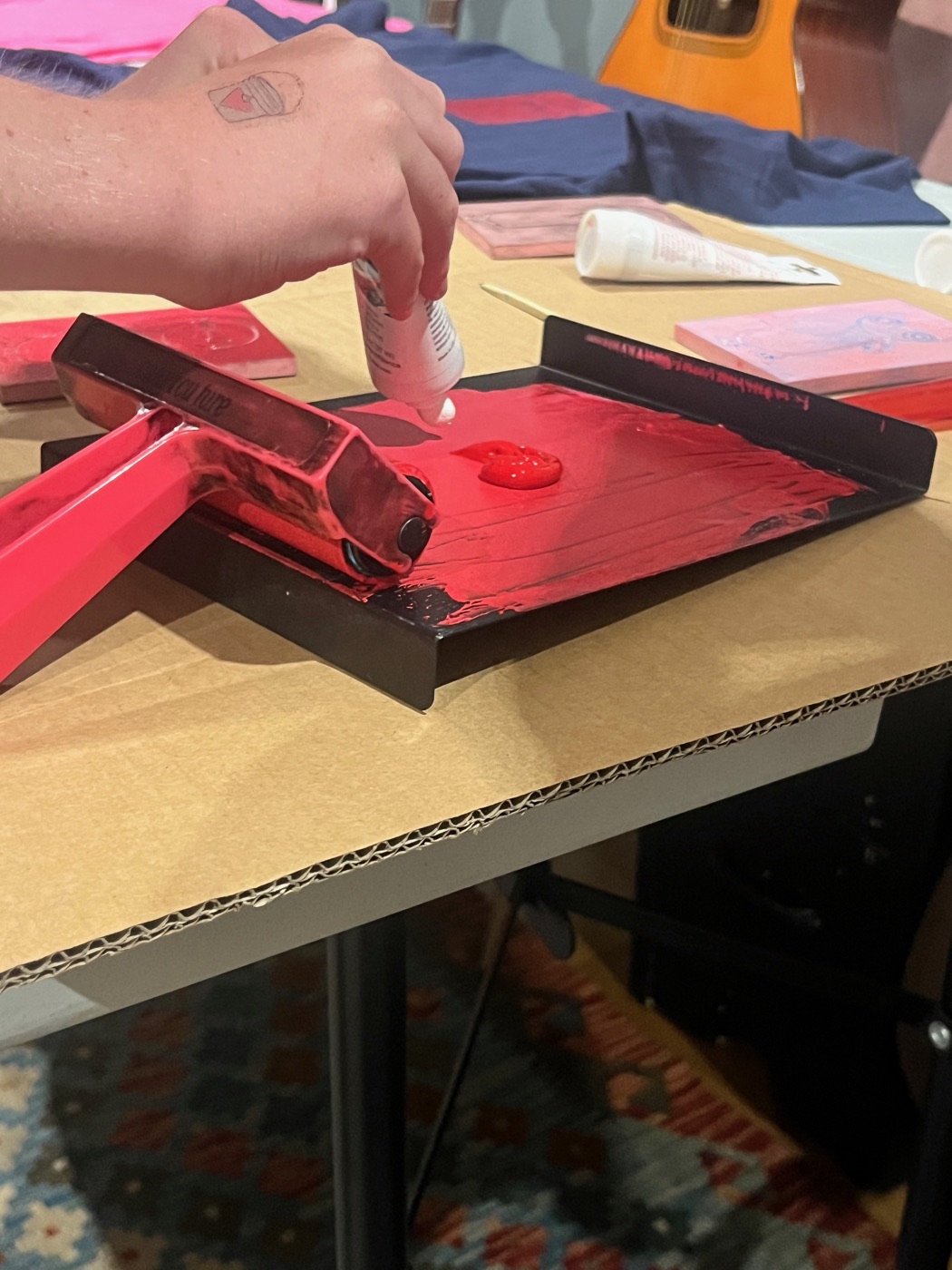 Squeezing fabric ink onto the tray